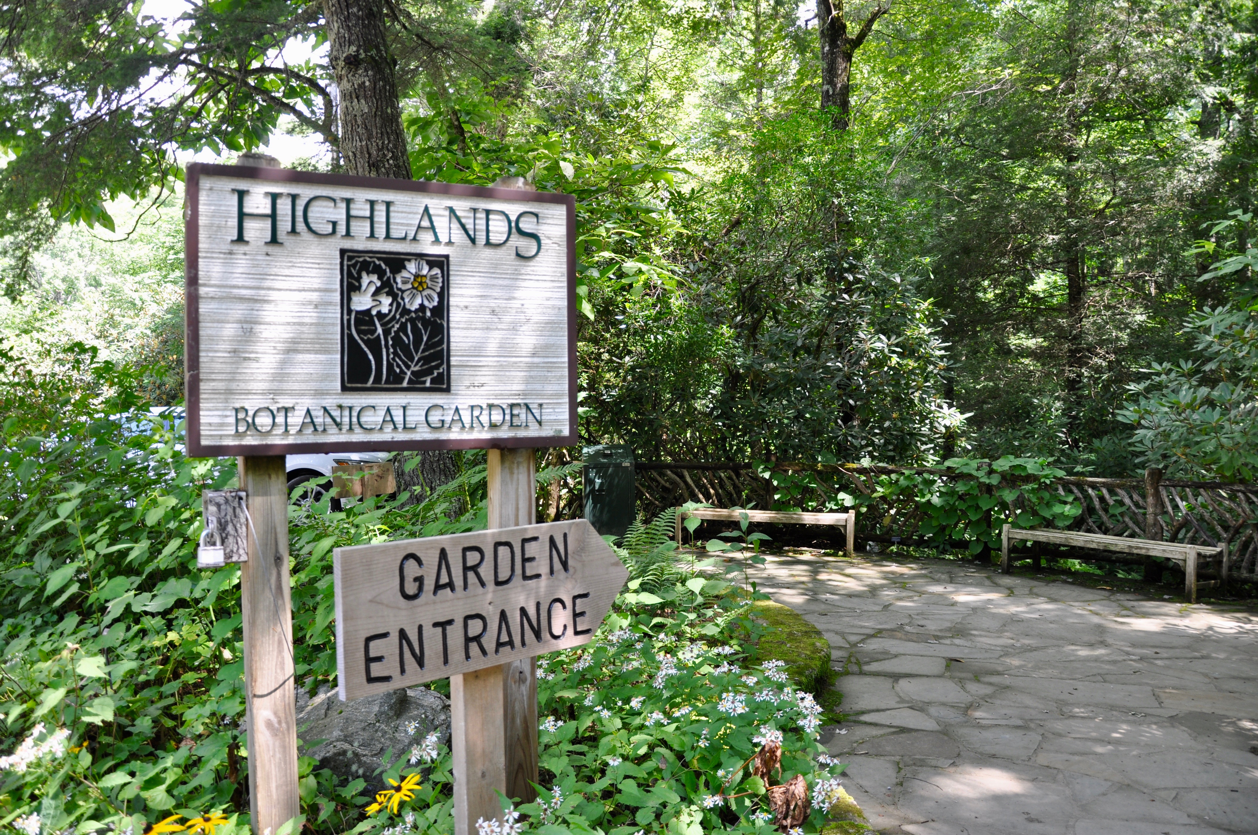 HIghlands Nature Center and entrance to Botanical Garden